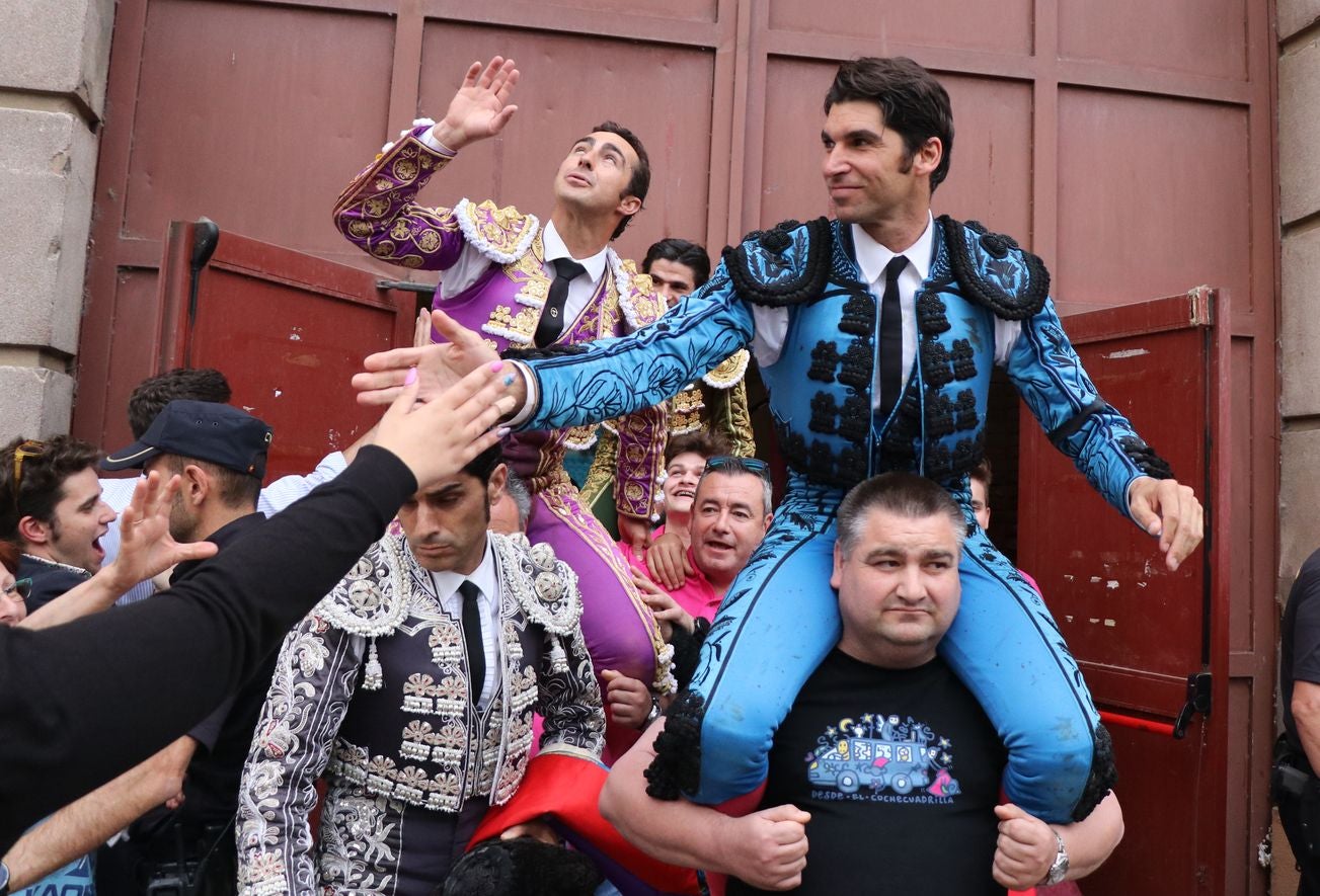 El Fandi, Cayetano y Pablo Aguado, por la puerta grande en León | Los tres diestros firman una intensa tarde de toreo que termina con el premio de la 'puerta grande' en el coso leonés | Media entrada y buen ambiente en una jornada marcada por el regreso a la arena de Pablo Aguado
