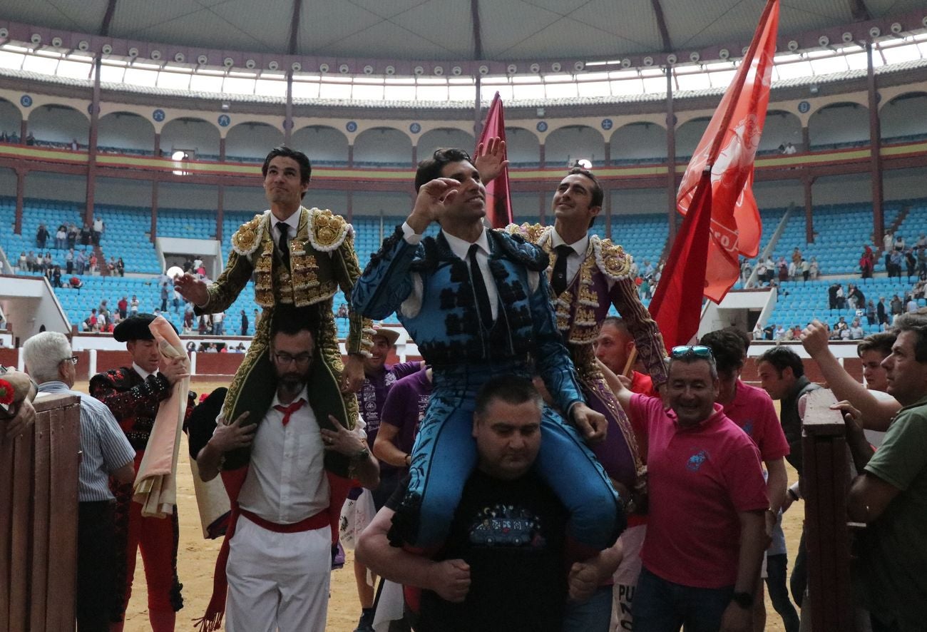 El Fandi, Cayetano y Pablo Aguado, por la puerta grande en León | Los tres diestros firman una intensa tarde de toreo que termina con el premio de la 'puerta grande' en el coso leonés | Media entrada y buen ambiente en una jornada marcada por el regreso a la arena de Pablo Aguado