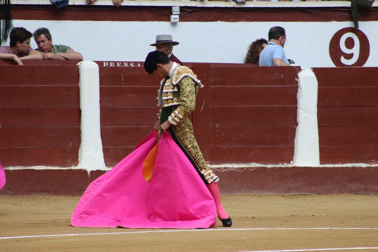 El Fandi, Cayetano y Pablo Aguado, por la puerta grande en León | Los tres diestros firman una intensa tarde de toreo que termina con el premio de la 'puerta grande' en el coso leonés | Media entrada y buen ambiente en una jornada marcada por el regreso a la arena de Pablo Aguado