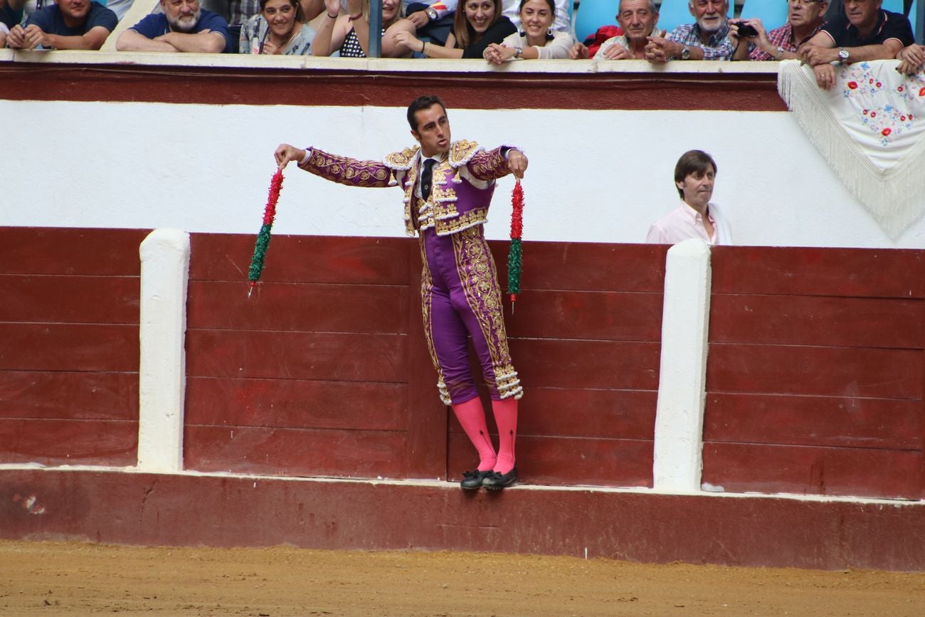 El Fandi, Cayetano y Pablo Aguado, por la puerta grande en León | Los tres diestros firman una intensa tarde de toreo que termina con el premio de la 'puerta grande' en el coso leonés | Media entrada y buen ambiente en una jornada marcada por el regreso a la arena de Pablo Aguado