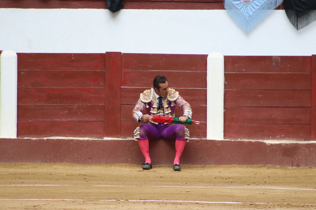 El Fandi, Cayetano y Pablo Aguado, por la puerta grande en León | Los tres diestros firman una intensa tarde de toreo que termina con el premio de la 'puerta grande' en el coso leonés | Media entrada y buen ambiente en una jornada marcada por el regreso a la arena de Pablo Aguado
