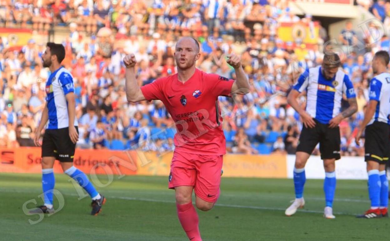 Isi celebra uno de los goles ante el Hércules.