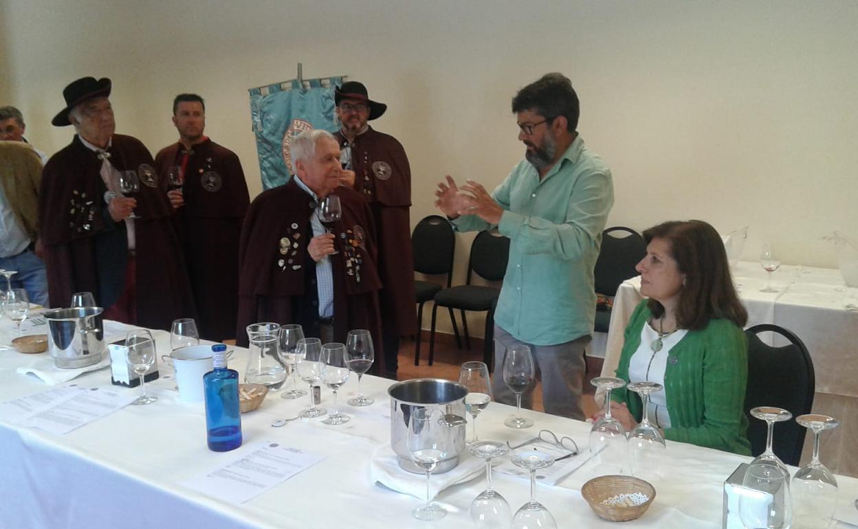 La presidenta de la DO Bierzo, Misericordia Bello, en lareunión celebrada en el hotel-monumento Pazo do Castro, en O Barco de Valdeorras , por los representantes de la Irmandade dos Vinhos Galegos. 