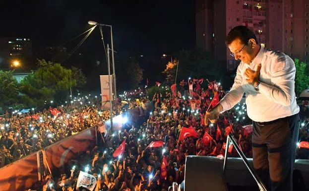 Ekrem Imamoglu celebra con enfervorecidos seguidores su definitiva elección como alcalde de Estambul.