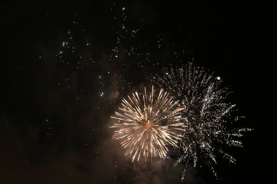 Fotos: Fuegos artificiales en la noche de San Juan