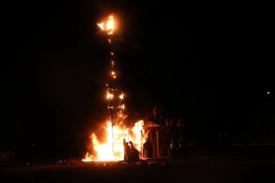 Fotos: Tradicional hoguera de San Juan en León