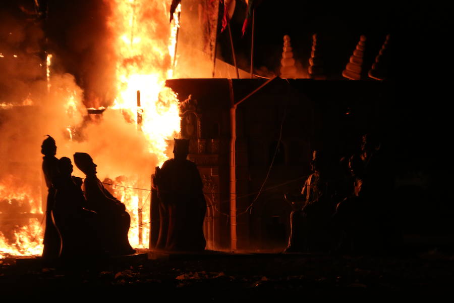 Fotos: Tradicional hoguera de San Juan en León