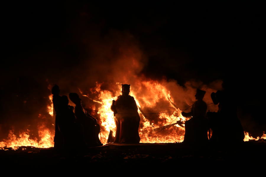 Fotos: Tradicional hoguera de San Juan en León