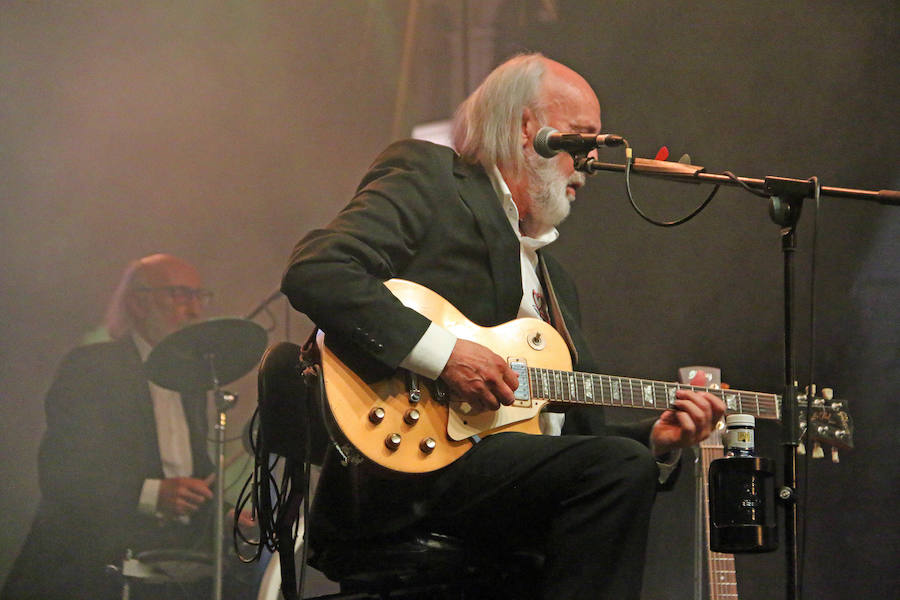 Como si el tiempo no hubiera pasado, la música de hace 50 años volvió a sonar en las voces de los Mágicos 70's. San Marcelo ha acogido este martes un concierto de este grupo leonés dentro de las Fiestas de San Juan y San Pedro donde no han faltado los nostálgicos e incondicionales de esta época.