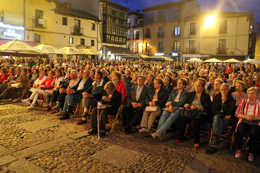 Como si el tiempo no hubiera pasado, la música de hace 50 años volvió a sonar en las voces de los Mágicos 70's. San Marcelo ha acogido este martes un concierto de este grupo leonés dentro de las Fiestas de San Juan y San Pedro donde no han faltado los nostálgicos e incondicionales de esta época.