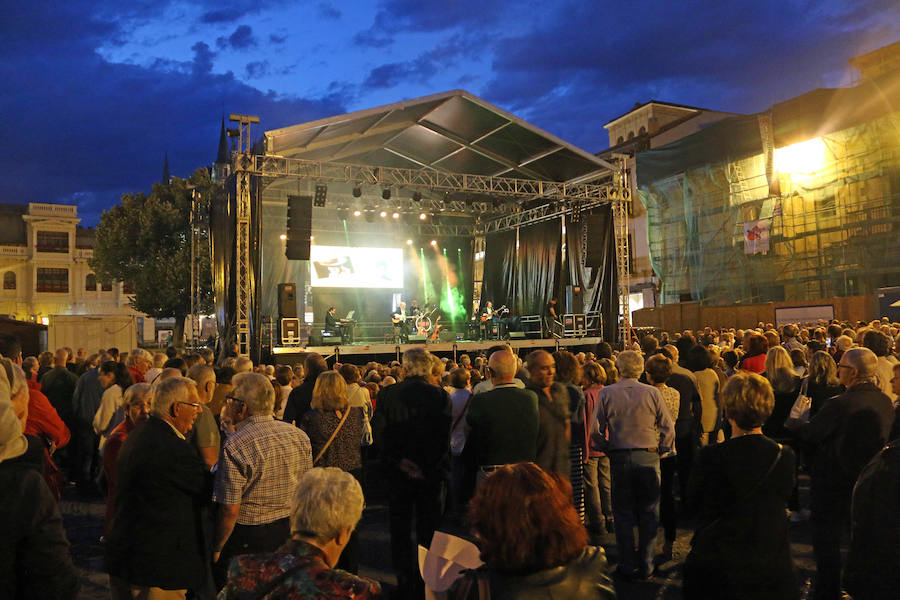 Como si el tiempo no hubiera pasado, la música de hace 50 años volvió a sonar en las voces de los Mágicos 70's. San Marcelo ha acogido este martes un concierto de este grupo leonés dentro de las Fiestas de San Juan y San Pedro donde no han faltado los nostálgicos e incondicionales de esta época.