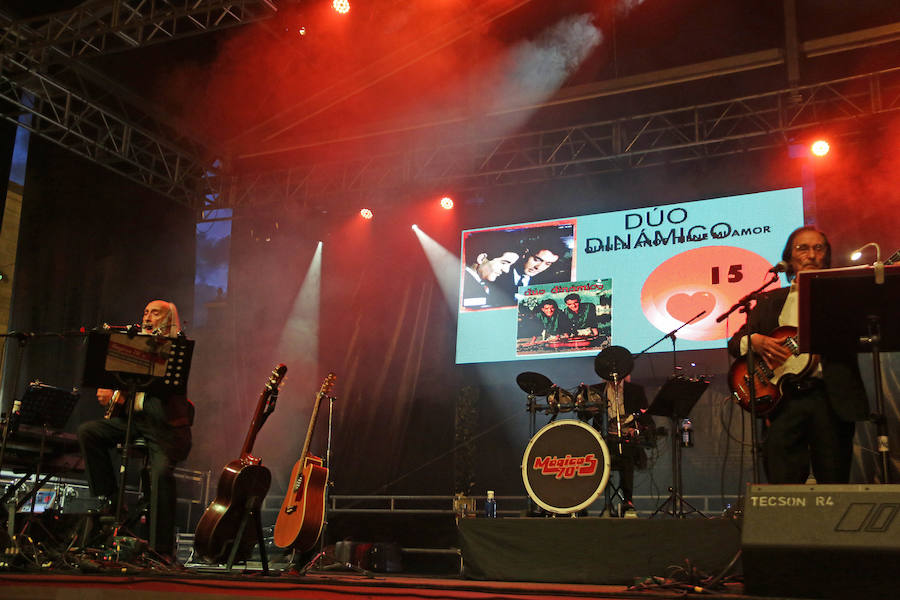 Como si el tiempo no hubiera pasado, la música de hace 50 años volvió a sonar en las voces de los Mágicos 70's. San Marcelo ha acogido este martes un concierto de este grupo leonés dentro de las Fiestas de San Juan y San Pedro donde no han faltado los nostálgicos e incondicionales de esta época.