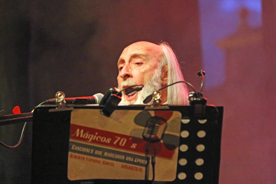 Como si el tiempo no hubiera pasado, la música de hace 50 años volvió a sonar en las voces de los Mágicos 70's. San Marcelo ha acogido este martes un concierto de este grupo leonés dentro de las Fiestas de San Juan y San Pedro donde no han faltado los nostálgicos e incondicionales de esta época.