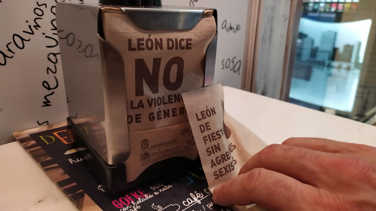 Fotos: Servilletas contra la violencia de género