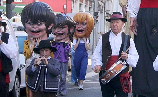 Galería. 'Gigantes y cabezudos', recorriendo el centro de León.