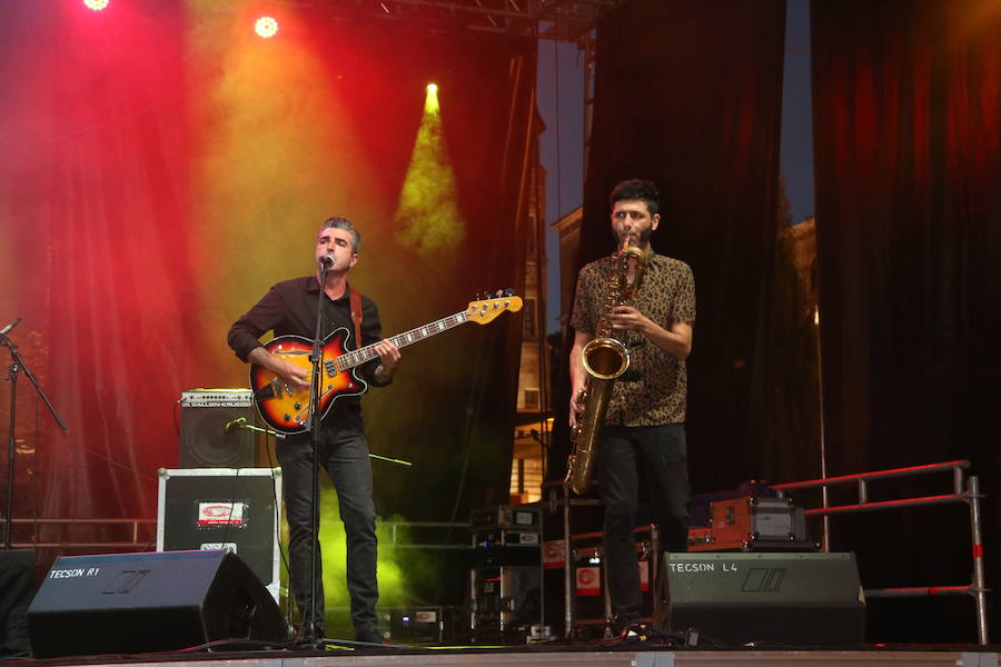 The Limboos es diferente y suena diferente. Tanto, y también lo hace que el público no se siente indiferente ante su propuesta. Su sonido es propio, identificable y digno de ser disfrutado.