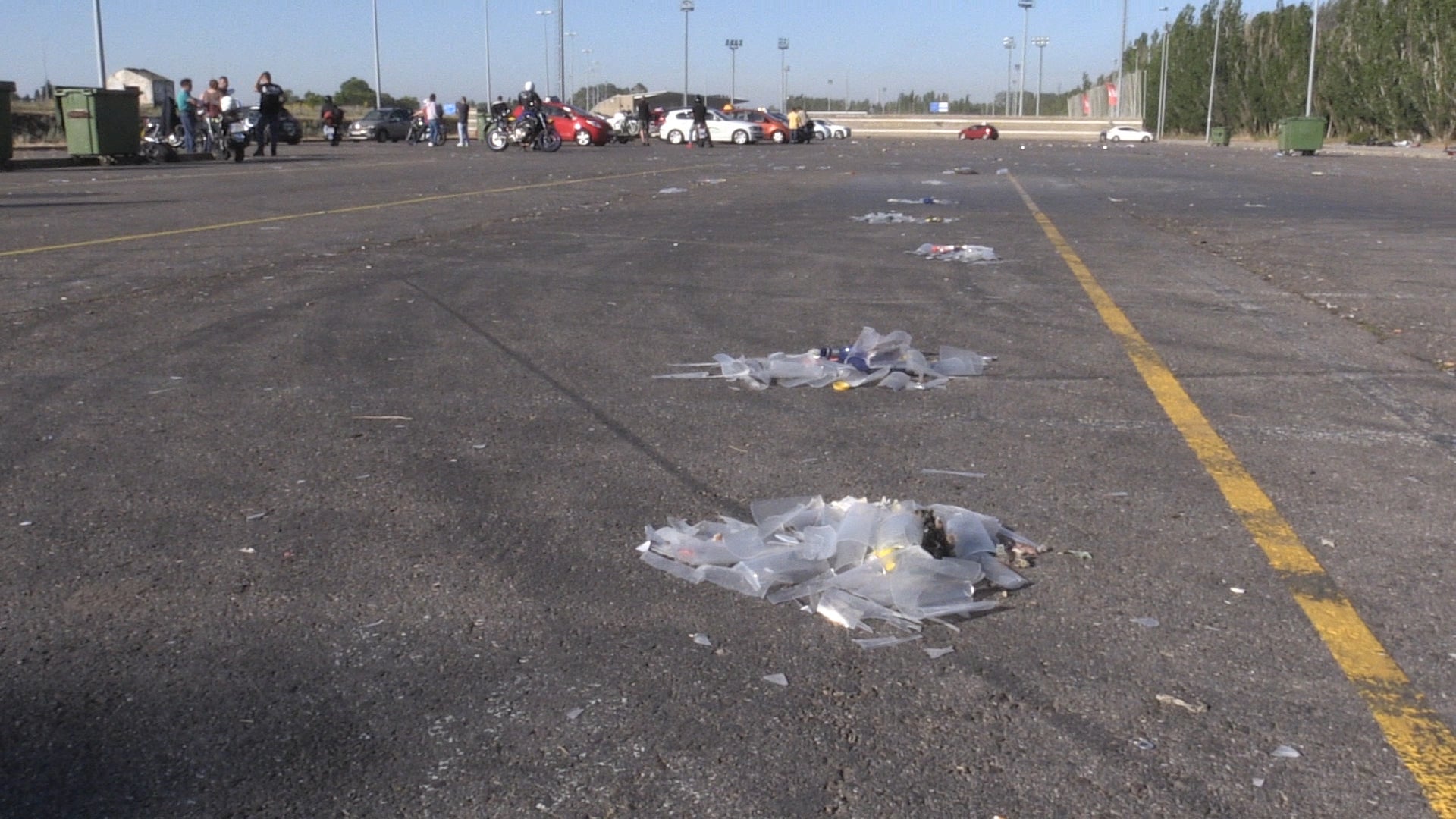 Fotos: Los restos de la basura de Orquestalia obliga a la DGT a suspender los exámenes