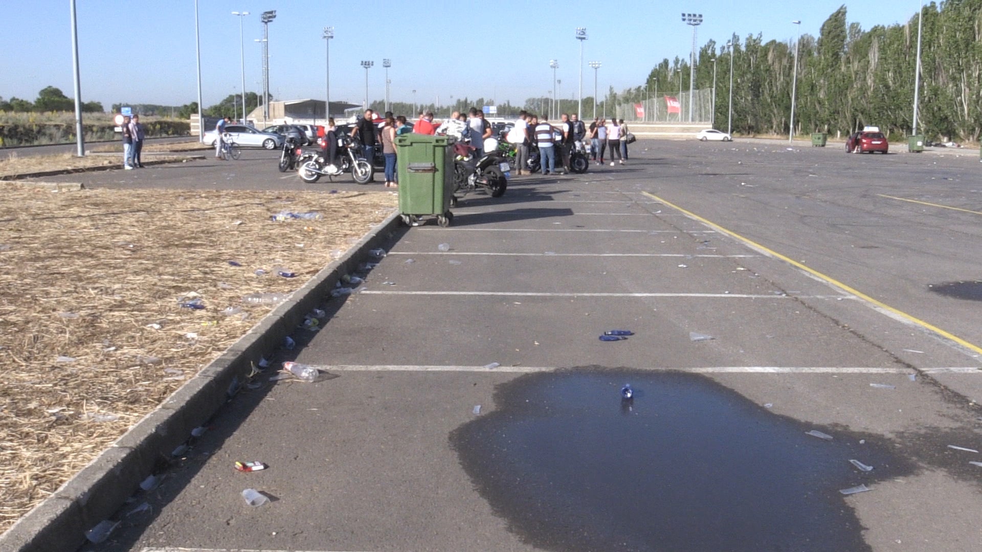 Fotos: Los restos de la basura de Orquestalia obliga a la DGT a suspender los exámenes