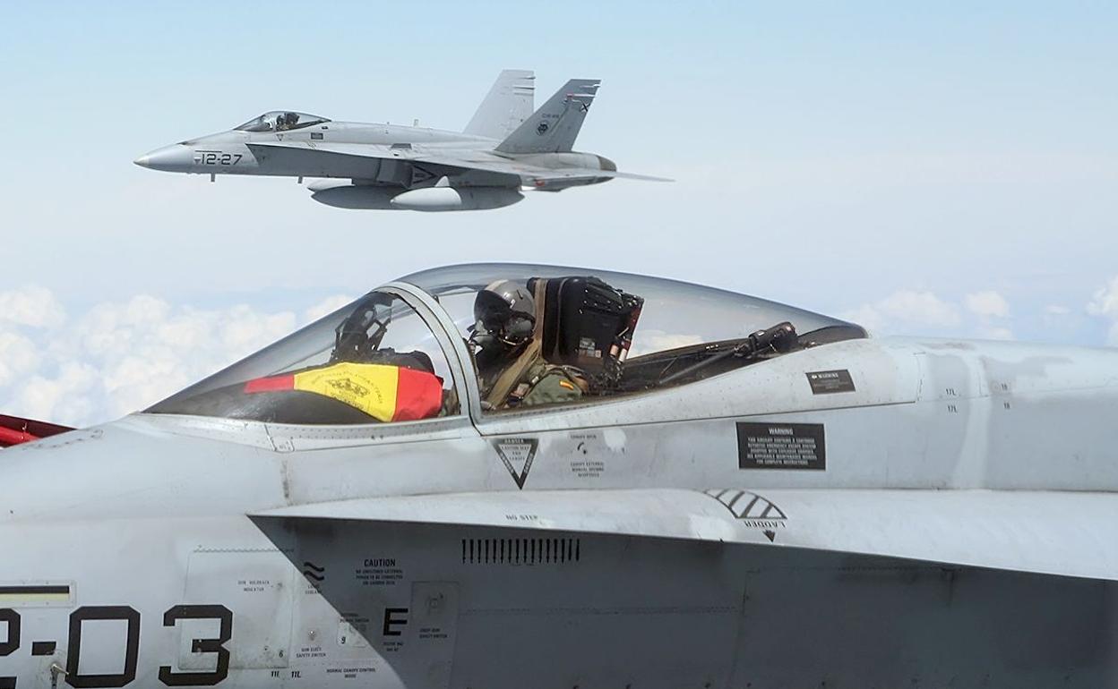 Imagen de dos aviones F-18 del Ejército del Aire en la baes aérea de La Virgen del Camino. 
