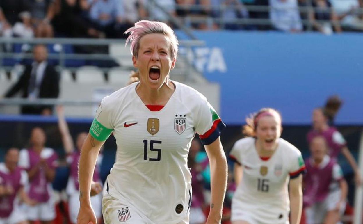 Megan Rapinoe celebra uno de los goles ante España. 