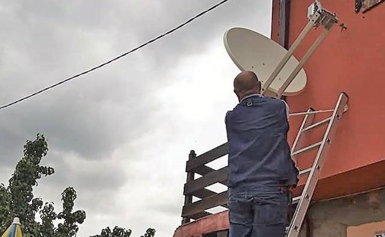 Instalación de la antena en Ferreras.