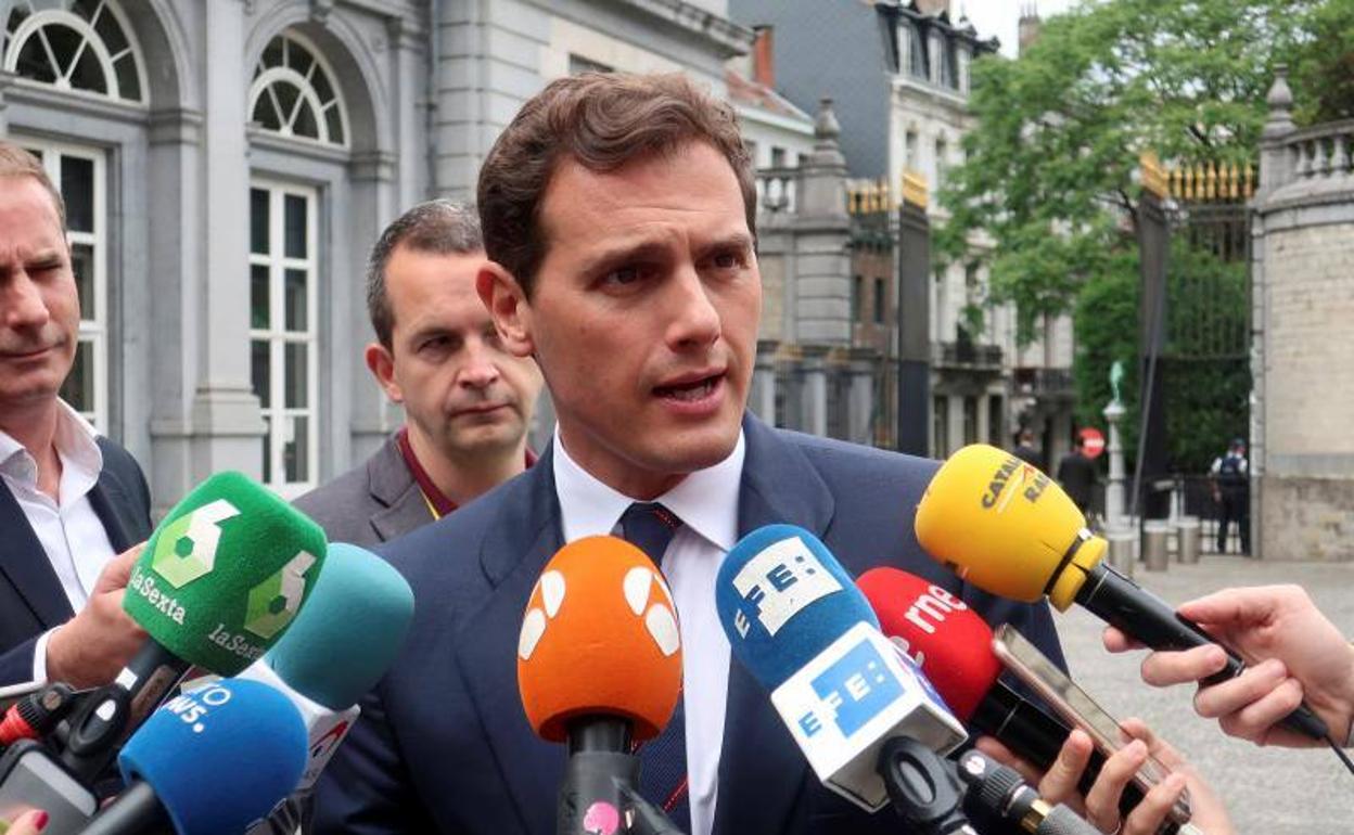 l presidente de Ciudadanos, Albert Rivera, atiende a los medios el pasado jueves en Bruselas.