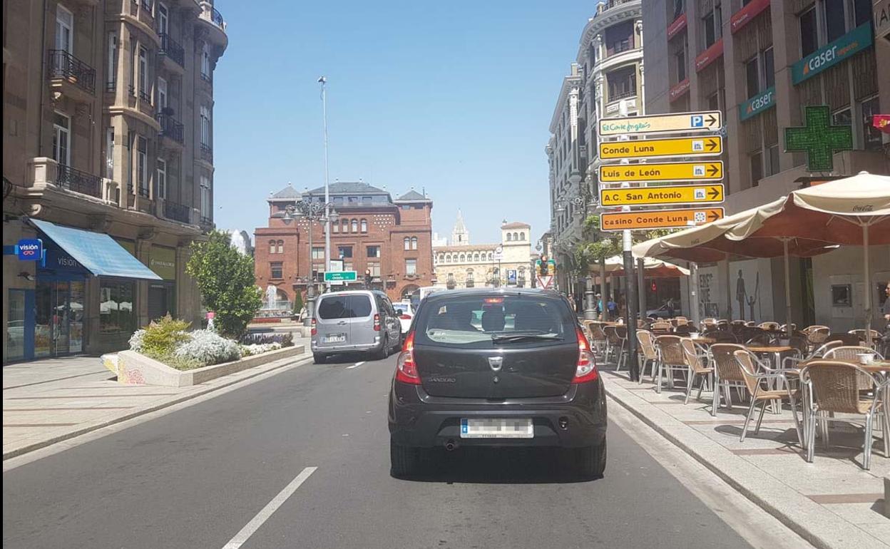 Dos coches circulan por Ordoño II.