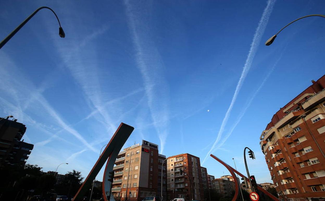 Estelas de aviones en los cielos de Logroño.