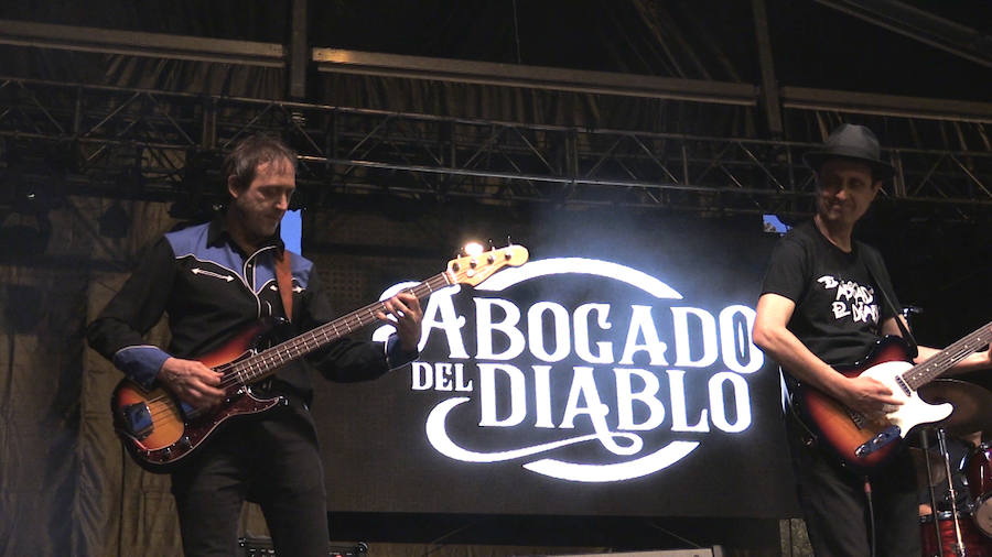 El rock leonés lleva el nombre del 'Abogado del diablo'. Tras su reciente vuelta a los escenarios no han querido perderse su cita con las fiestas de San Juan y San Pedro con un concierto en la Plaza de San Marcelo en el que reencontrarse con aquel público de los 80. 