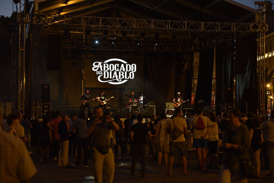 El rock leonés lleva el nombre del 'Abogado del diablo'. Tras su reciente vuelta a los escenarios no han querido perderse su cita con las fiestas de San Juan y San Pedro con un concierto en la Plaza de San Marcelo en el que reencontrarse con aquel público de los 80. 