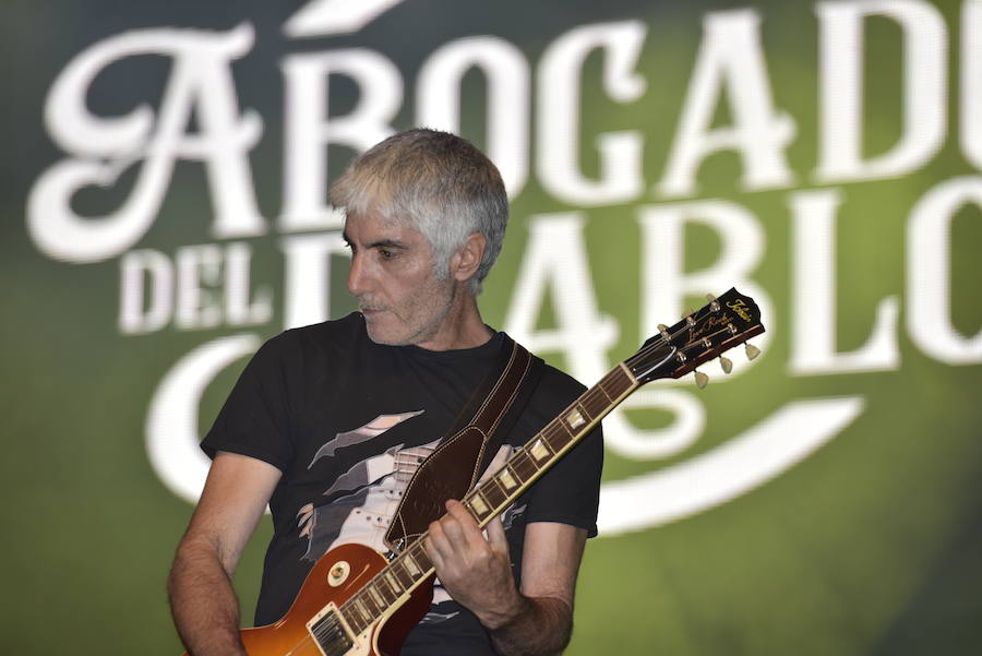 El rock leonés lleva el nombre del 'Abogado del diablo'. Tras su reciente vuelta a los escenarios no han querido perderse su cita con las fiestas de San Juan y San Pedro con un concierto en la Plaza de San Marcelo en el que reencontrarse con aquel público de los 80. 