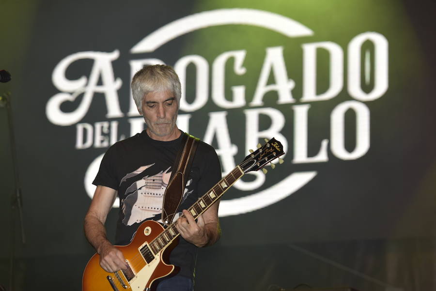 El rock leonés lleva el nombre del 'Abogado del diablo'. Tras su reciente vuelta a los escenarios no han querido perderse su cita con las fiestas de San Juan y San Pedro con un concierto en la Plaza de San Marcelo en el que reencontrarse con aquel público de los 80. 