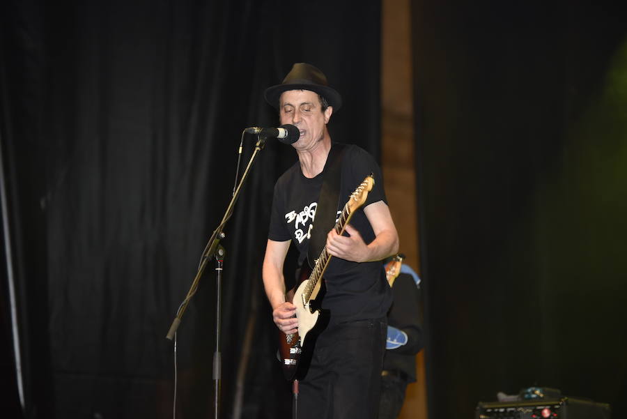 El rock leonés lleva el nombre del 'Abogado del diablo'. Tras su reciente vuelta a los escenarios no han querido perderse su cita con las fiestas de San Juan y San Pedro con un concierto en la Plaza de San Marcelo en el que reencontrarse con aquel público de los 80. 