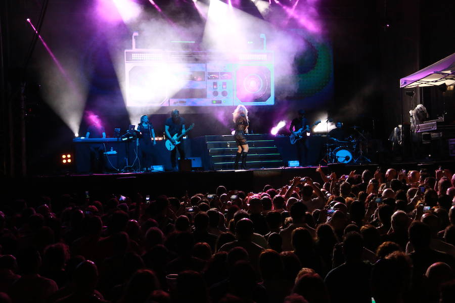 Marta Sánchez ha puesto las tablas sobre el escenario en esta noche de jueves. La cantante ha demostrado el porqué de su larga trayectoria con un concierto donde sus míticos temas han puesto a cantar a una abarrotada Plaza Mayor.