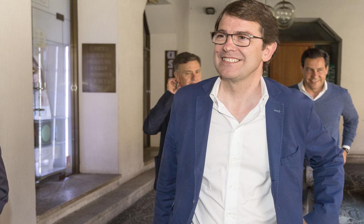 Alfonso Fernández Mañueco, durante una de las reuniones previas al acuerdo.