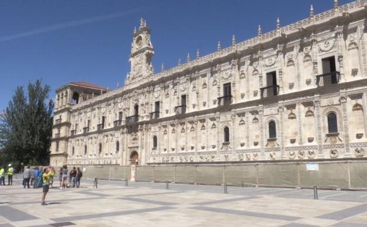 Fachada del Hostal de San Marcos, en obras.