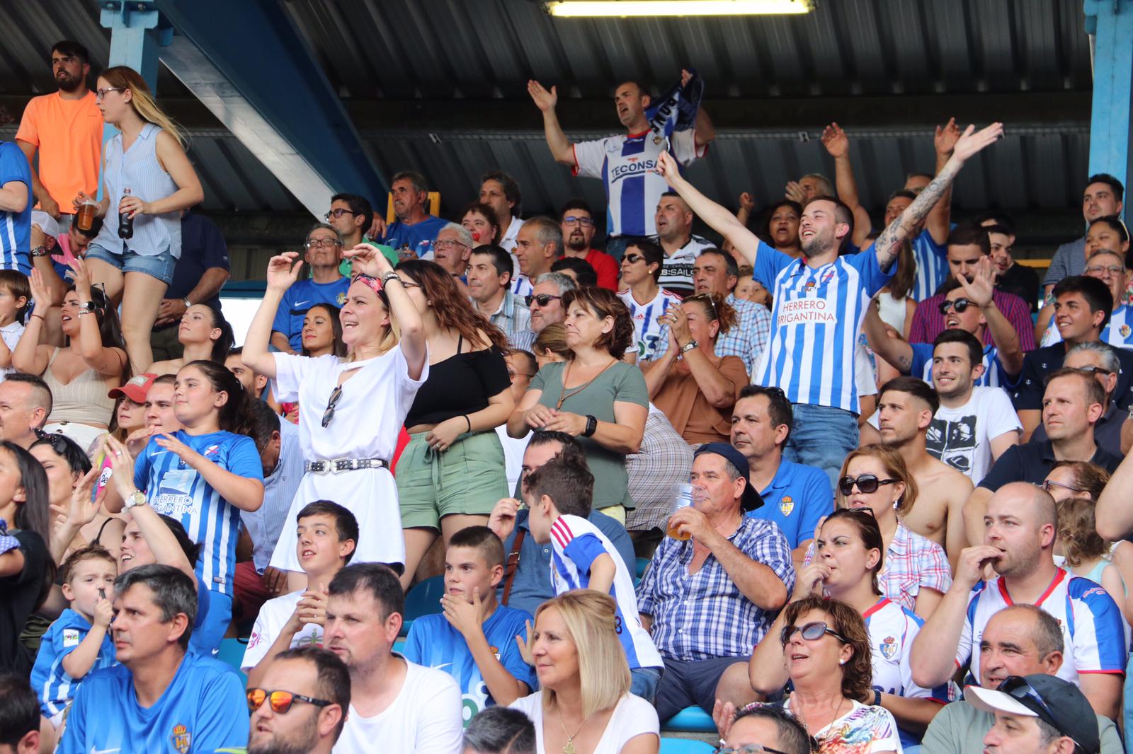 Los aficionados celebran el ascenso sobre el terreno de juego de El Toralín.