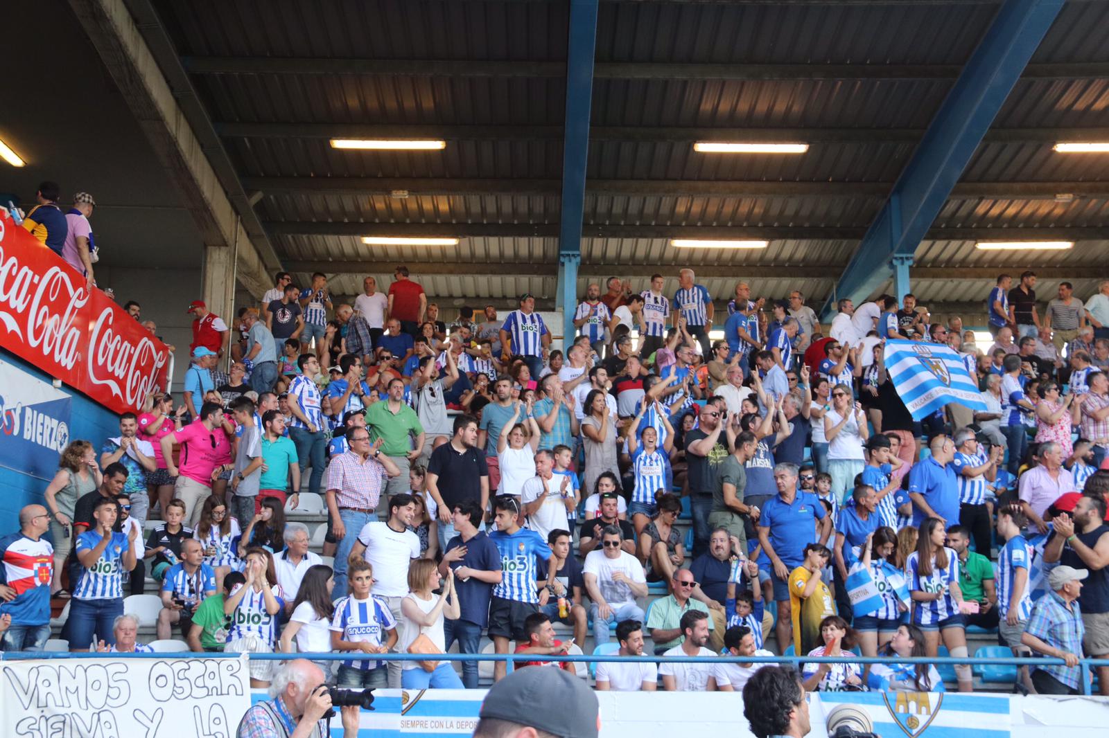 Los aficionados celebran el ascenso sobre el terreno de juego de El Toralín.