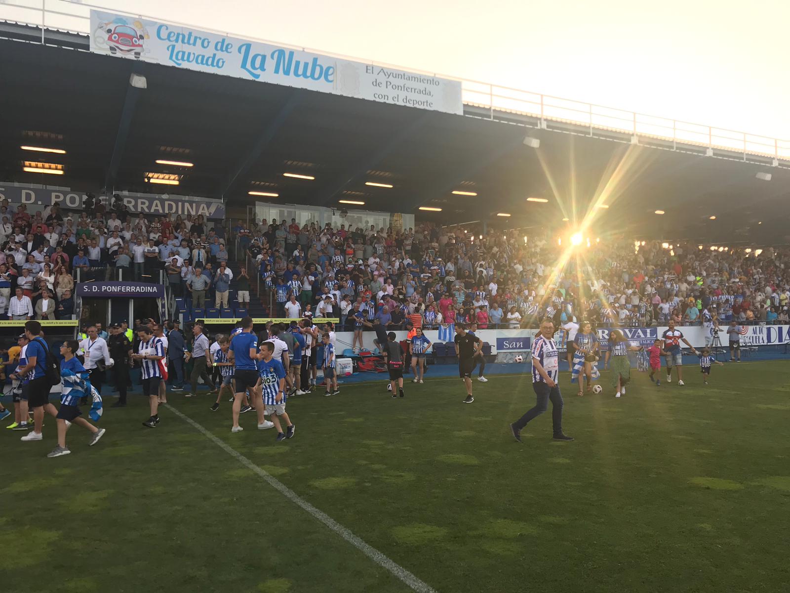 Los aficionados celebran el ascenso sobre el terreno de juego de El Toralín.