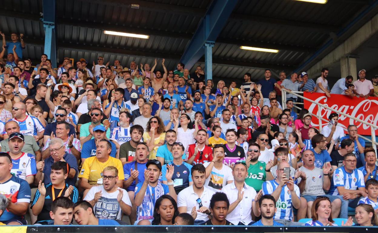 La afición, en El Toralín, este sábado.