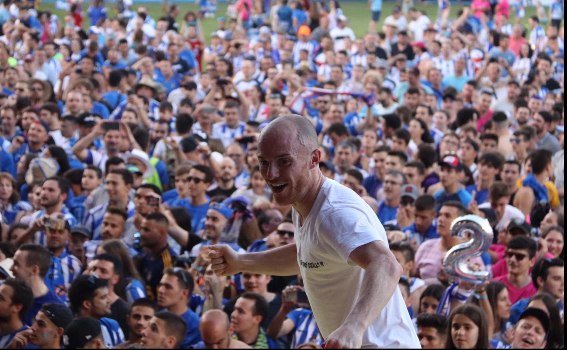 Yuri celebra el ascenso de categoría en El Toralín.