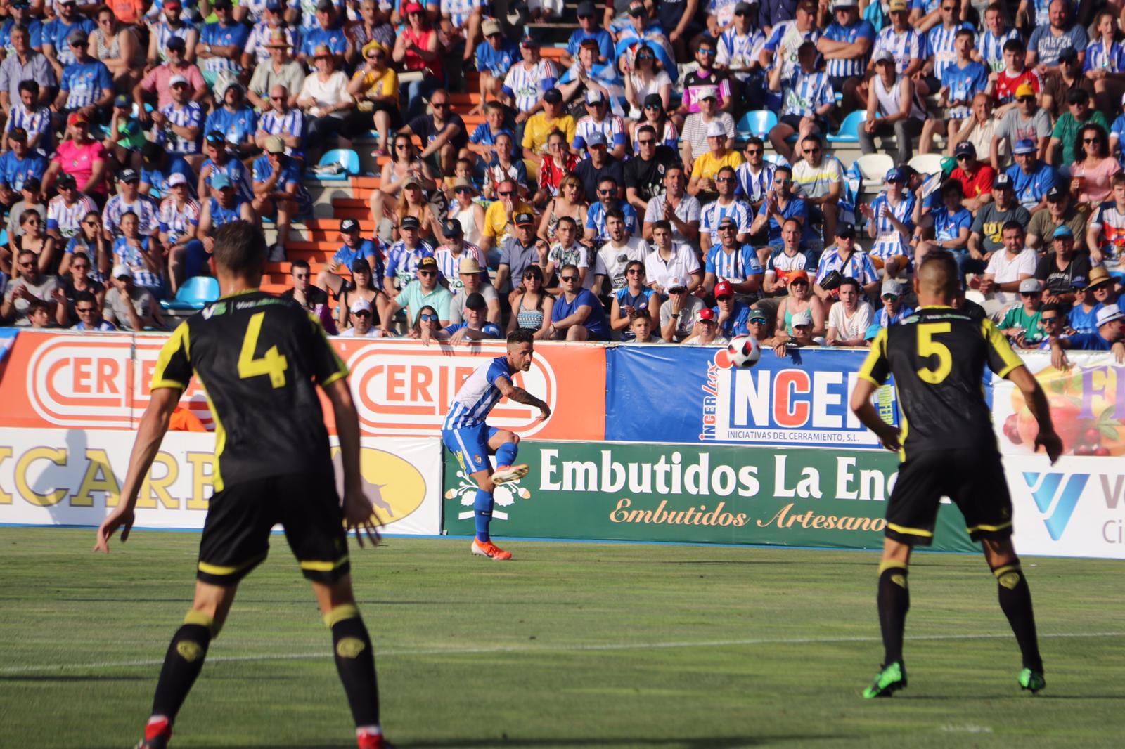 La Ponferradina, por encima del Hércules sobre el terreno de juego de El Toralón.