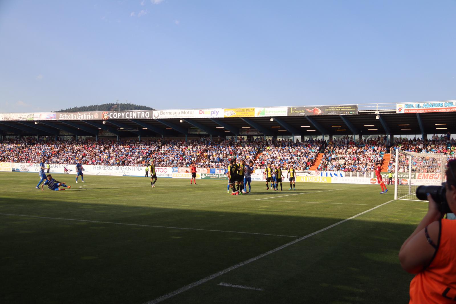 La Ponferradina, por encima del Hércules sobre el terreno de juego de El Toralón.