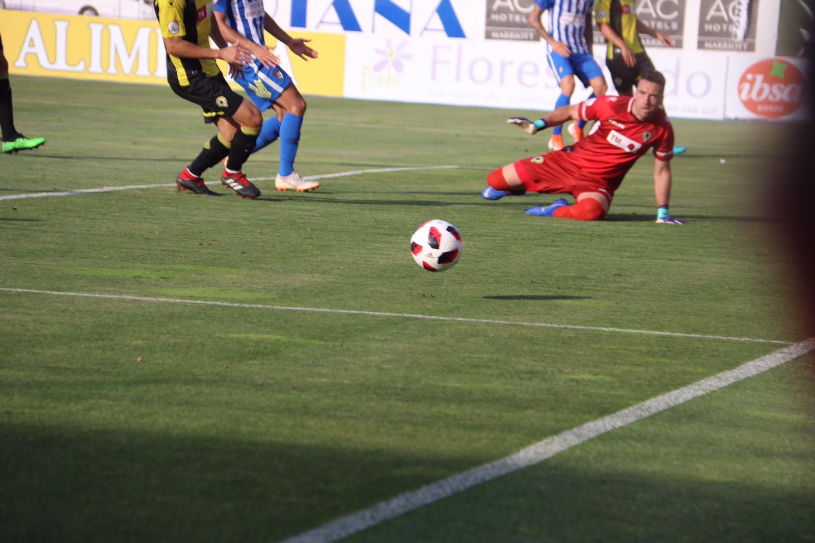 La Ponferradina, por encima del Hércules sobre el terreno de juego de El Toralón.