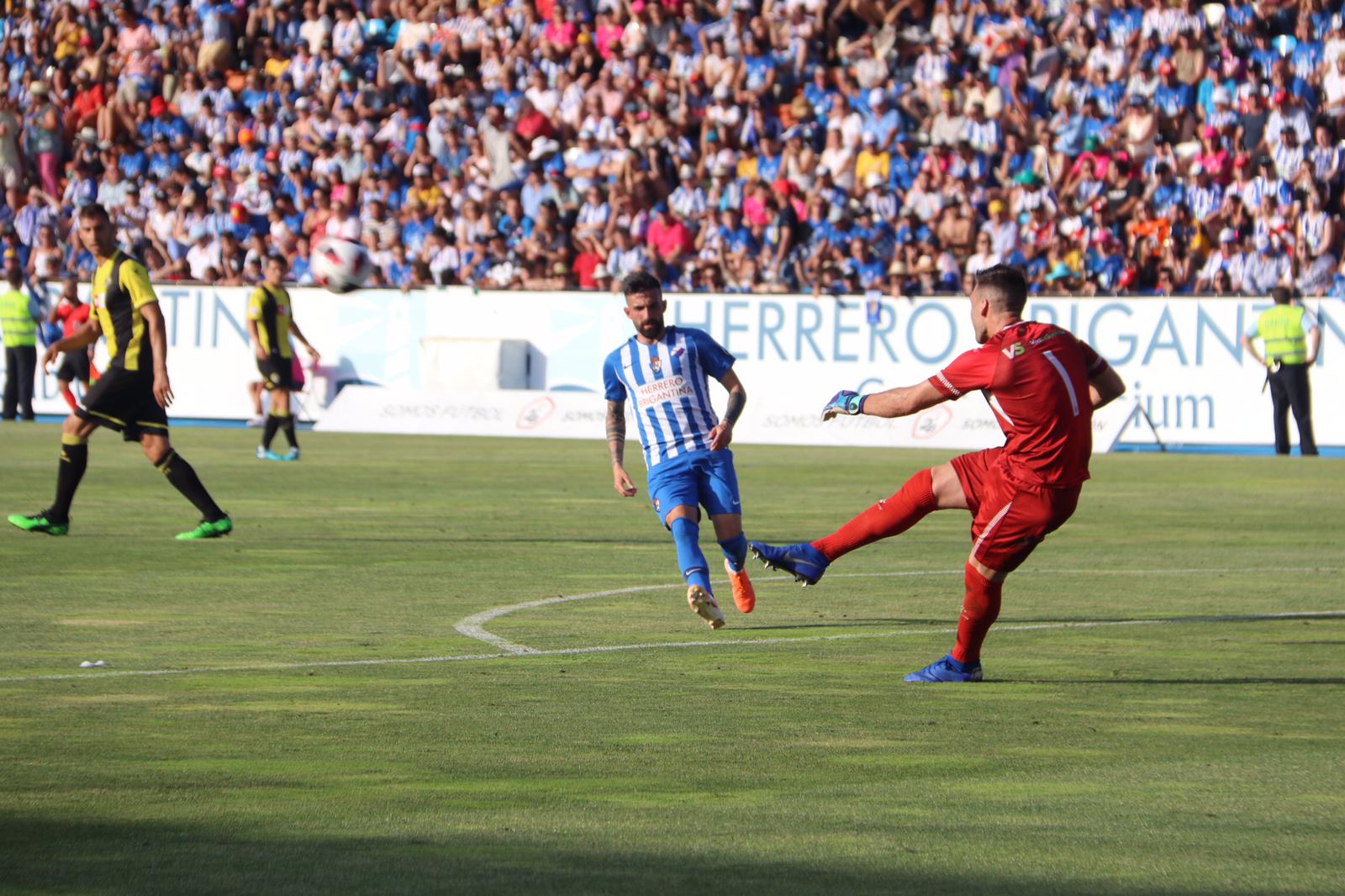 La Ponferradina, por encima del Hércules sobre el terreno de juego de El Toralón.