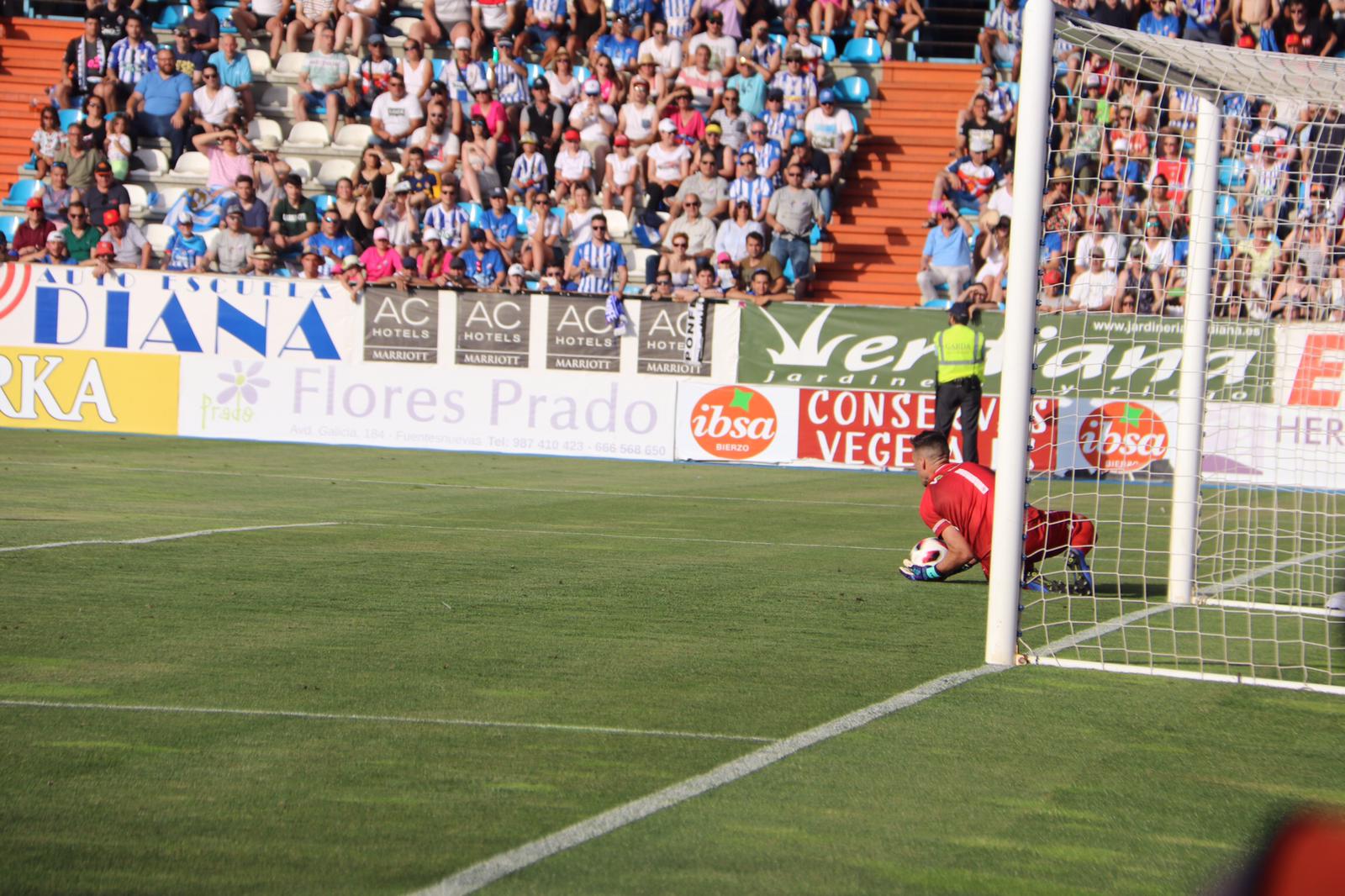 La Ponferradina, por encima del Hércules sobre el terreno de juego de El Toralón.