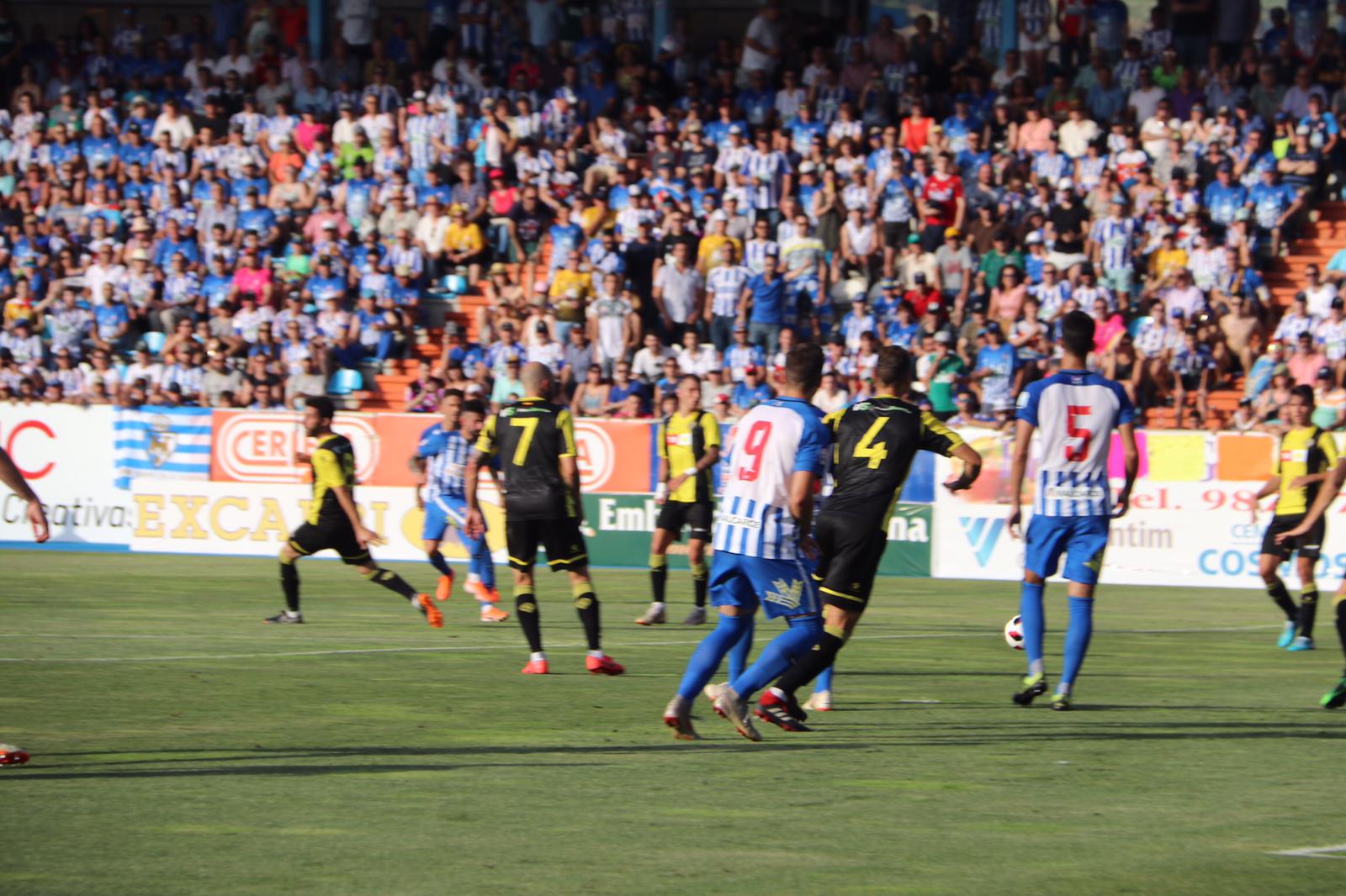 La Ponferradina, por encima del Hércules sobre el terreno de juego de El Toralón.