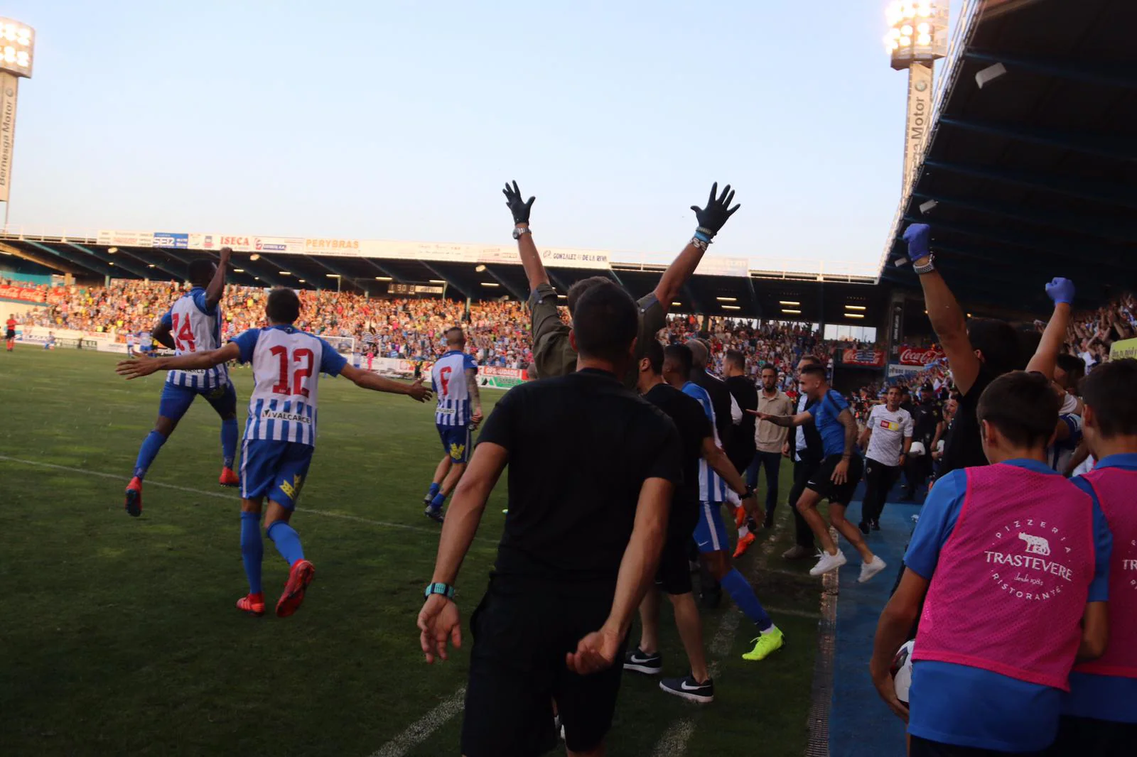 Los aficionados celebran el ascenso a Segunda División a pie de campo.