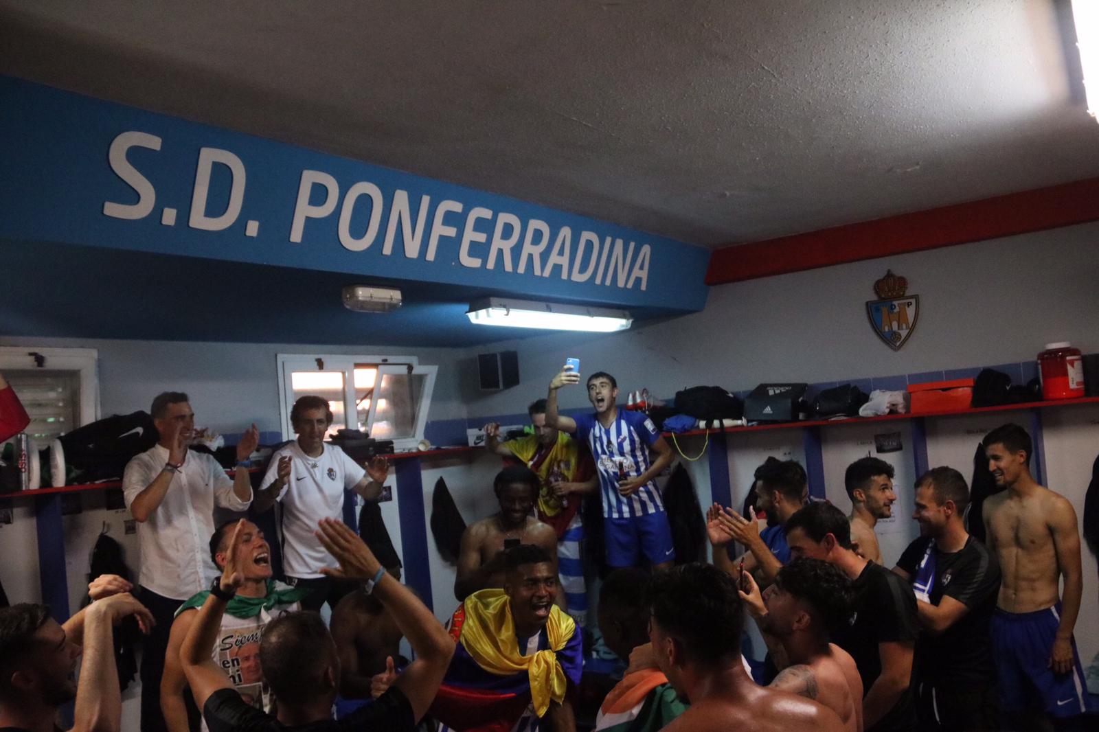 Los aficionados celebran el ascenso a Segunda División a pie de campo.