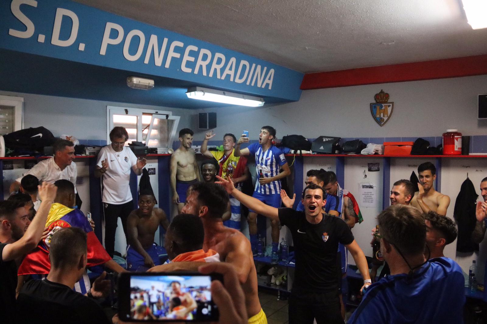 Los aficionados celebran el ascenso a Segunda División a pie de campo.